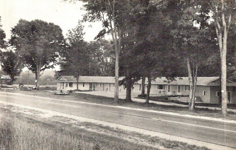 Sunny Woods Resort (Lances Sunny Woods Motel) - Vintage Postcard